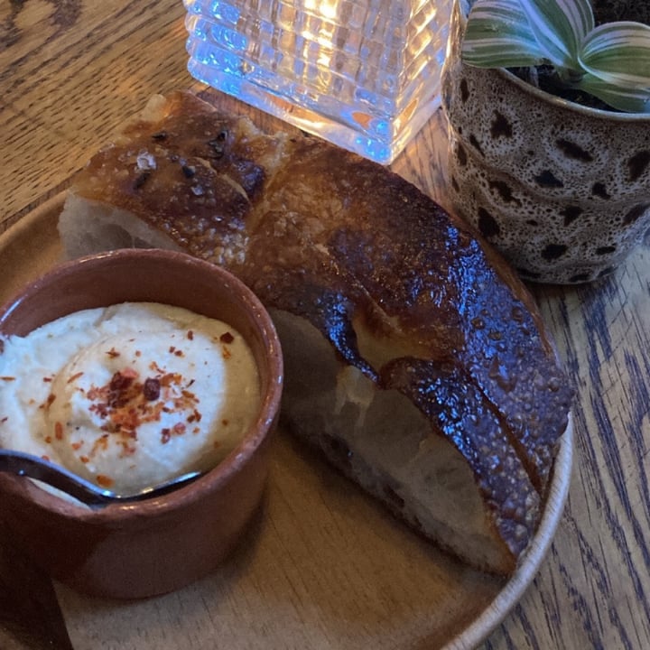 photo of Karibu - Coffee, Brunch, Diner En Borrel Focaccia with hummus shared by @david- on  09 Mar 2024 - review
