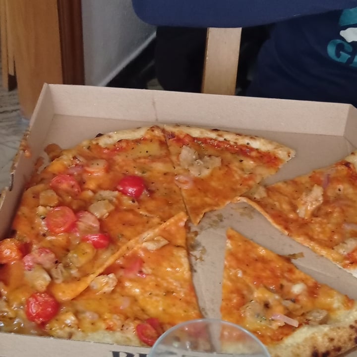 photo of deWeggie's Pizza no pollo shared by @moniqueta on  08 Mar 2024 - review