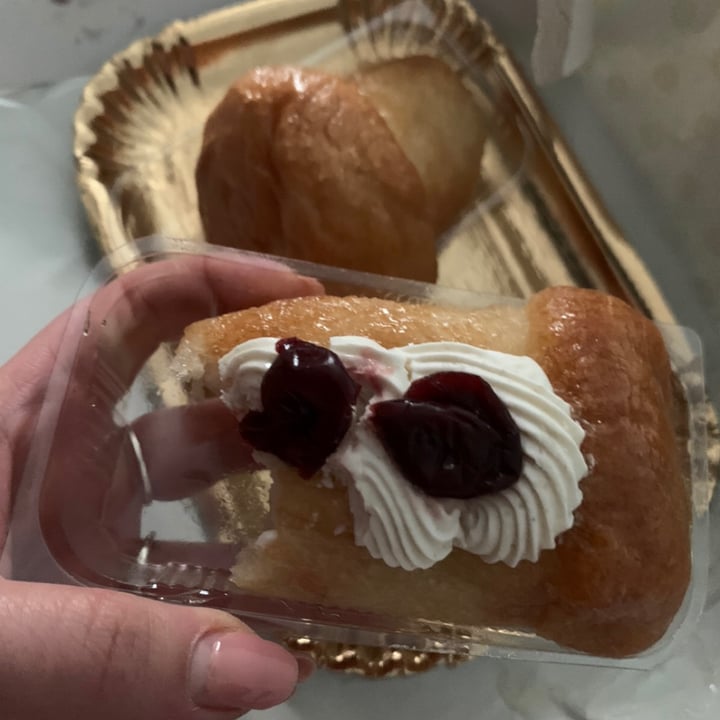 photo of Vegan Art Babà Al Rum Con Crema E Frutti Di Bosco shared by @iamveg on  22 Aug 2025 - review