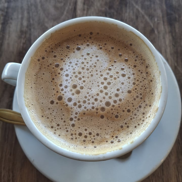 photo of Café Dos Amores Café con leche de almendras shared by @nuriagenequilis on  14 Sep 2025 - review