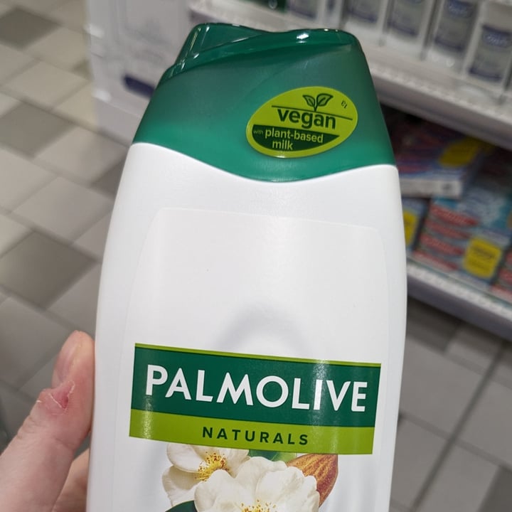 photo of Palmolive  shower gel almond camelia shared by @chiaraabillion on  17 Feb 2024 - review