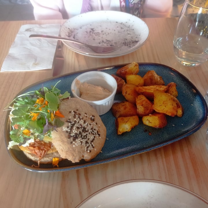 photo of MIMO Vegan Bistro Hamburguesa de jackfruit y lentejas shared by @alejandro-alvaro on  06 Jan 2024 - review