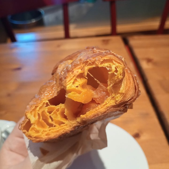 photo of Toffee Art Cafe Croissant Vegan Arancia E Carota shared by @costruirecollego on  10 May 2024 - review