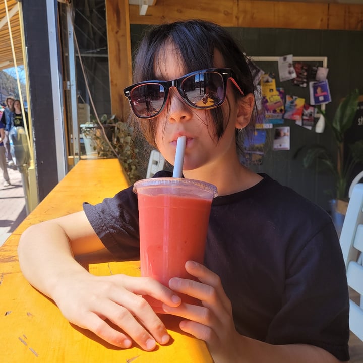 photo of Shine Juice Bar & Cafe Pink Lemonade Smoothie shared by @metalmel666 on  07 May 2024 - review