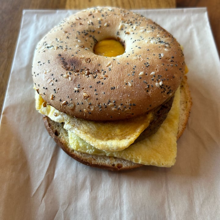 photo of Peet's Coffee Plant-Based Bagel Sandwhich shared by @nathlena19 on  19 Aug 2023 - review