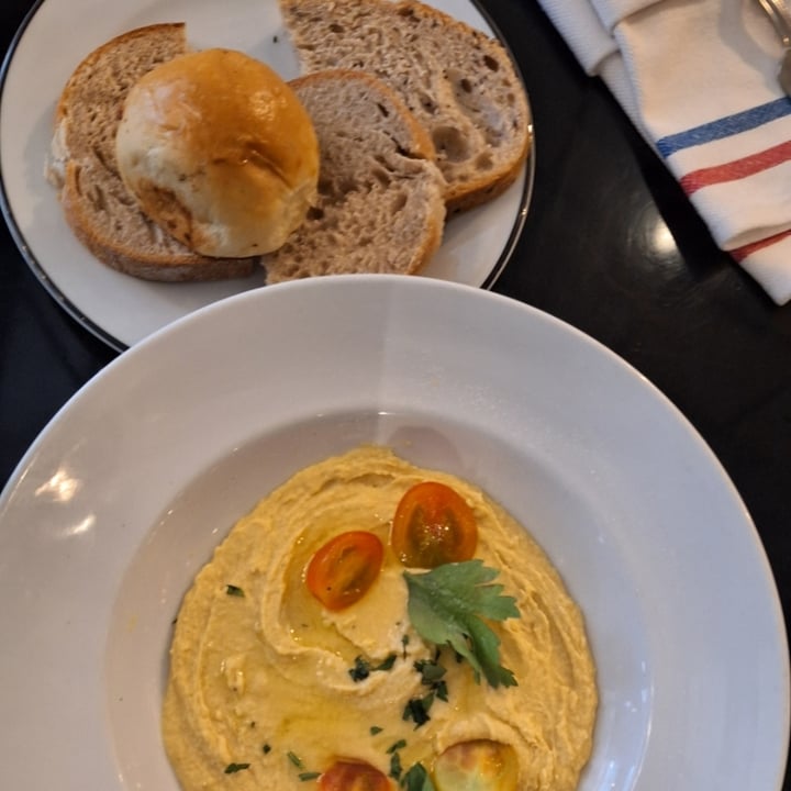photo of Dandy Hummus Con Focaccia shared by @alexiasnipe on  04 May 2024 - review