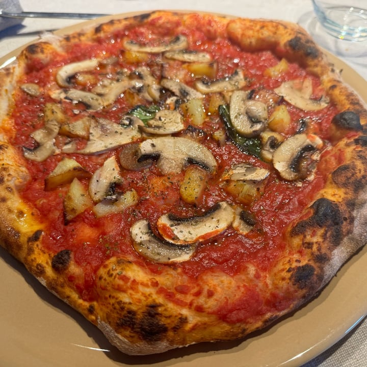 photo of La Porto Pizza Marinara Con Funghi E Patate shared by @nicolepasini on  22 Apr 2024 - review