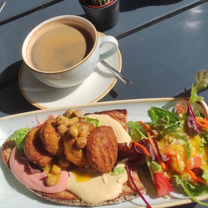 photo of MR. BENS Café Düsseldorf Stadtmitte Vegan Falafel Sandwich shared by @sumarhvonn on  17 Sep 2024 - review