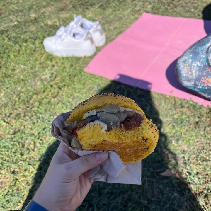 photo of Art & Food Group Panino vegano hummus , pomdori secchi e melanzane shared by @charlotteauxfraises on  08 Oct 2025 - review