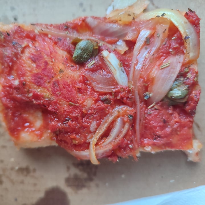 photo of Pomo d'Oro Pizza rossa con cipolle, olive e capperi shared by @athoucha on  28 Dec 2023 - review