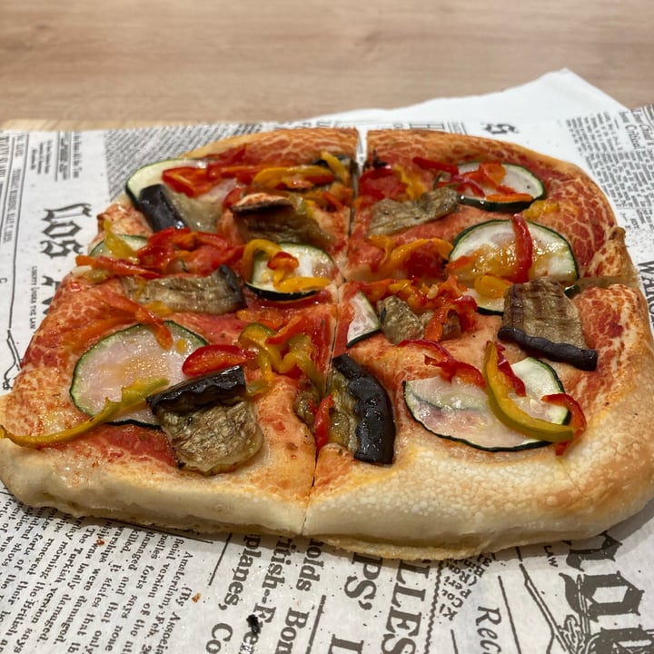 photo of Pizziamo al globo pizza rossa con verdure shared by @laurazannoni on  24 Aug 2023 - review