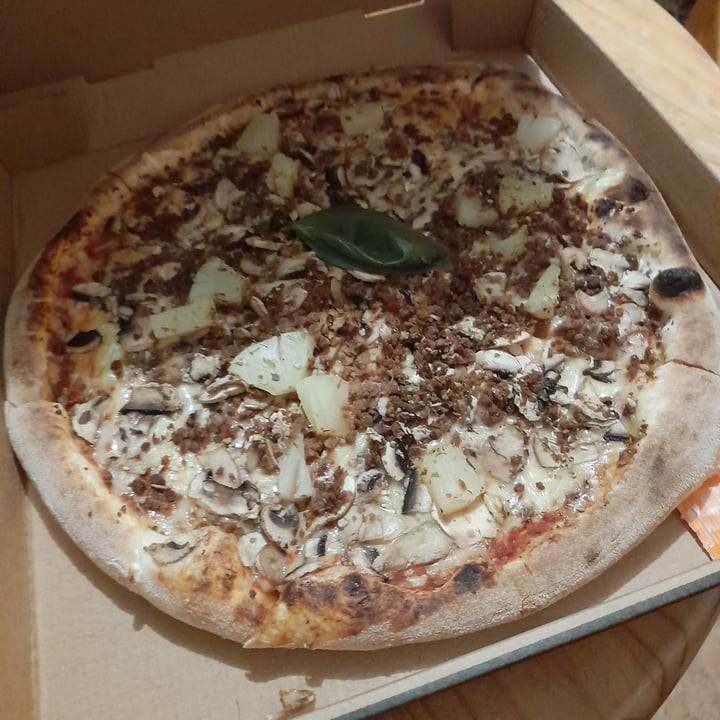 photo of Lou Pizza à composer (mozzarella vegan, pineapple, tomato sauce, oregano, vegan mince) shared by @alice50 on  14 Nov 2024 - review