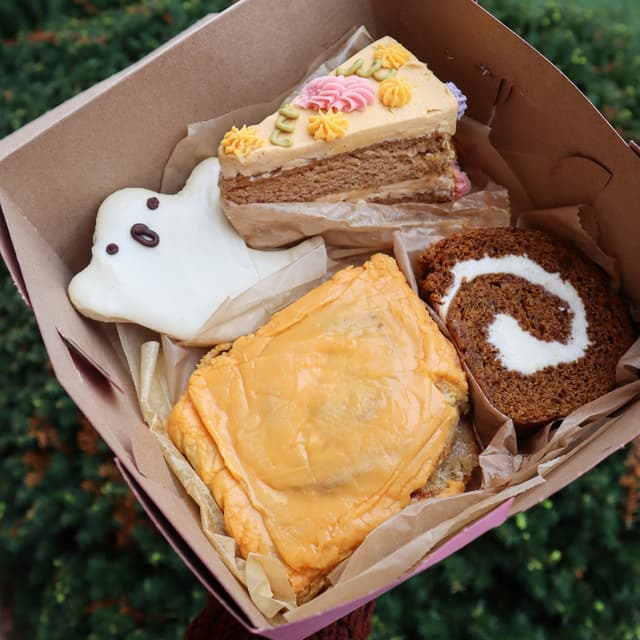 Photo of the dish “orange sticky bun”