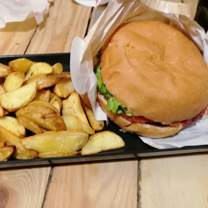 photo of Hank Burger L'allumé shared by @mirth on  12 Dec 2023 - review