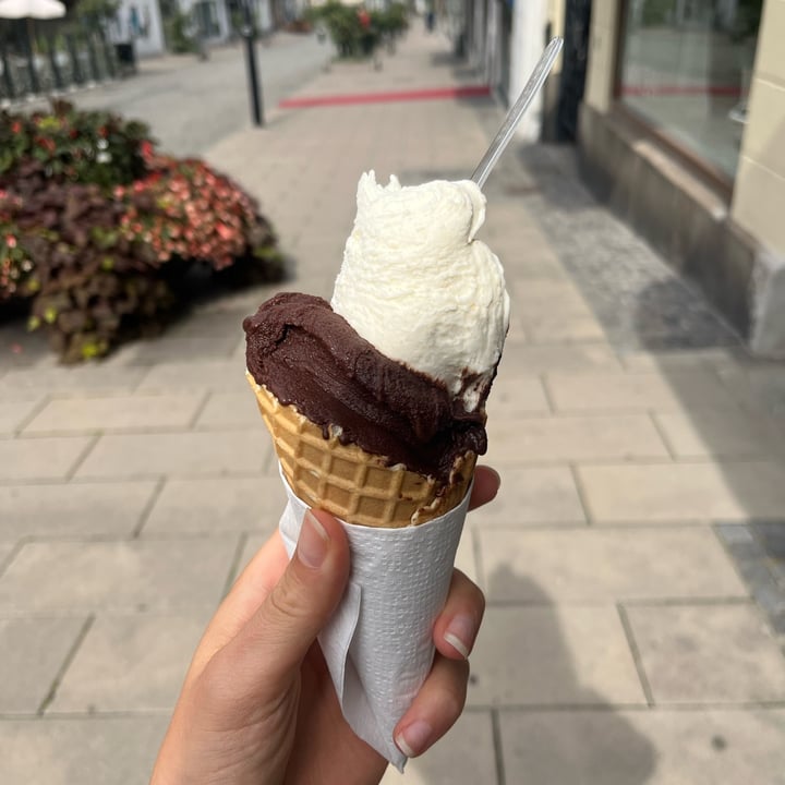 photo of Café Gelato Dark Chocolate And Pear Icecream shared by @giuliawally on  27 Aug 2023 - review