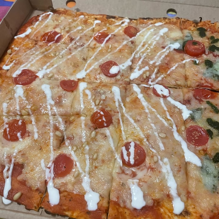 photo of ALTOKE pizza vegana piñonera y pizza vegana al pesto shared by @noeliaperez on  30 Oct 2023 - review