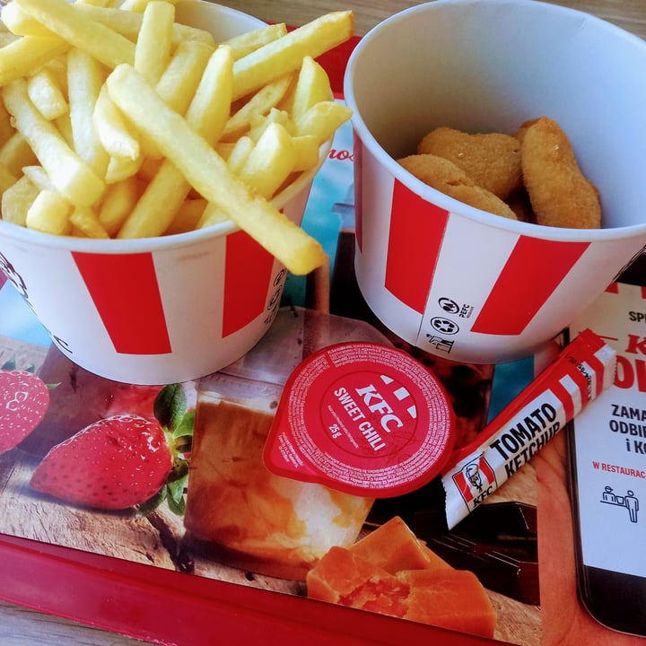 photo of KFC Warszawa Bemowo 10 Veggets + Bucket of French Fries shared by @catle on  08 Sep 2023 - review