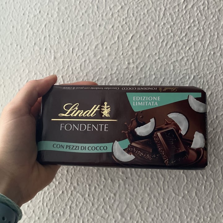photo of Lindt Cioccolata Fondente con Pezzi di Cocco shared by @aliciottolina on  23 Feb 2024 - review