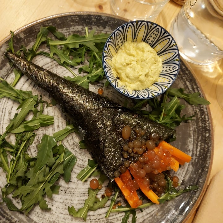 photo of ...IDEM CON PATATE cono di alga nori con simil caviale e carotine marinate shared by @salerena on  08 May 2024 - review