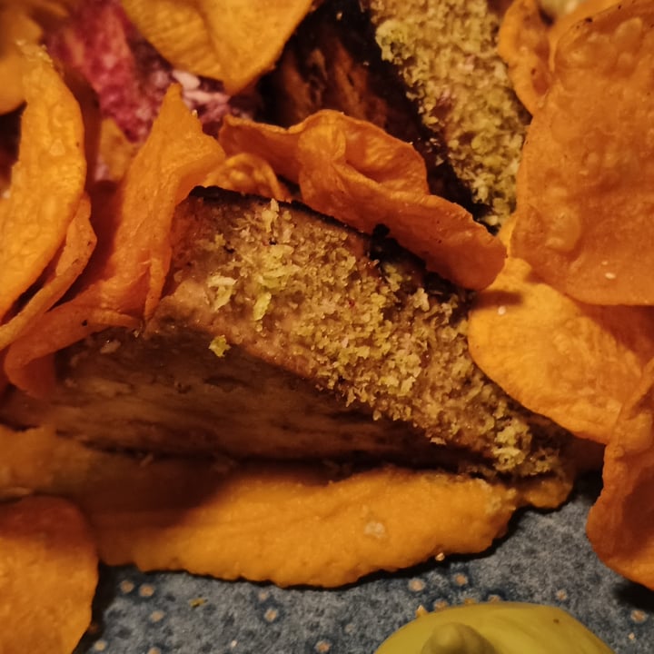 photo of Romeow Cat Bistrot Tofu fatto in casa su crema di avocado, chips e purea di patata dolce agrumata al bergamotto shared by @andydesa on  04 Aug 2024 - review