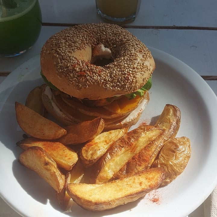 photo of Pura Restoran bagel de sésamo shared by @pucky on  10 Oct 2025 - review