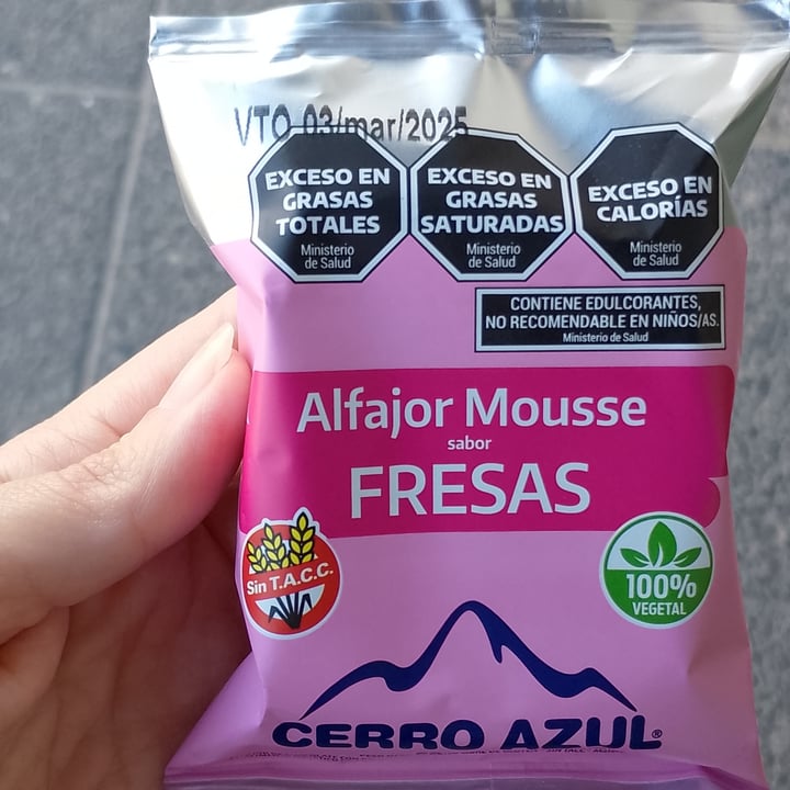 photo of Cerro Azul Alfajor de Mousse de Fresas shared by @marmiau on  16 Nov 2024 - review