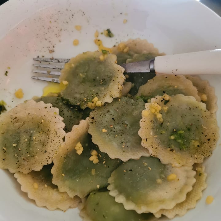 photo of Woolworths Food Spinach & Hummus Vegan Ravioli shared by @vickysveganry on  02 Dec 2023 - review