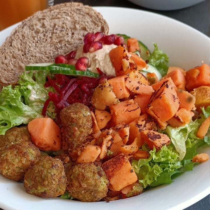photo of dean&david Falafel Tahini Salad shared by @valeriedarkblue on  18 Aug 2023 - review