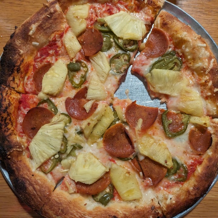 photo of Harvest Bar + Kitchen Pineapple Pizza shared by @edav334 on  10 Feb 2024 - review