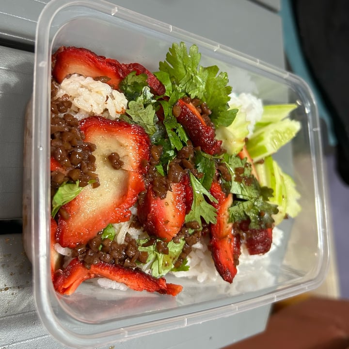 photo of ร้านส้มเขียวเสวย-นวมินทร์42 Barbecued red pork (vegan) in sauce with rice shared by @srosamontri on  12 Aug 2025 - review
