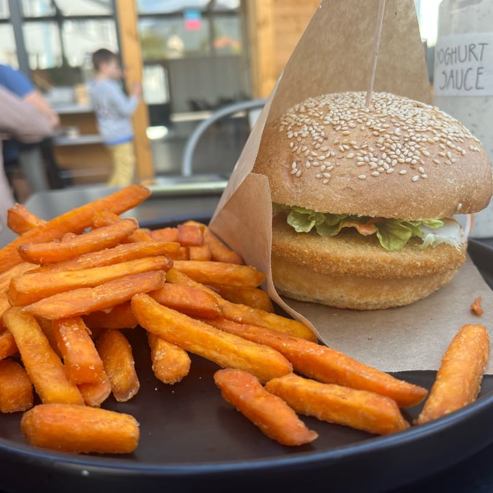 photo of Tavci Vegan Cafe Chicken Burger shared by @annaviolalupo on  20 May 2024 - review