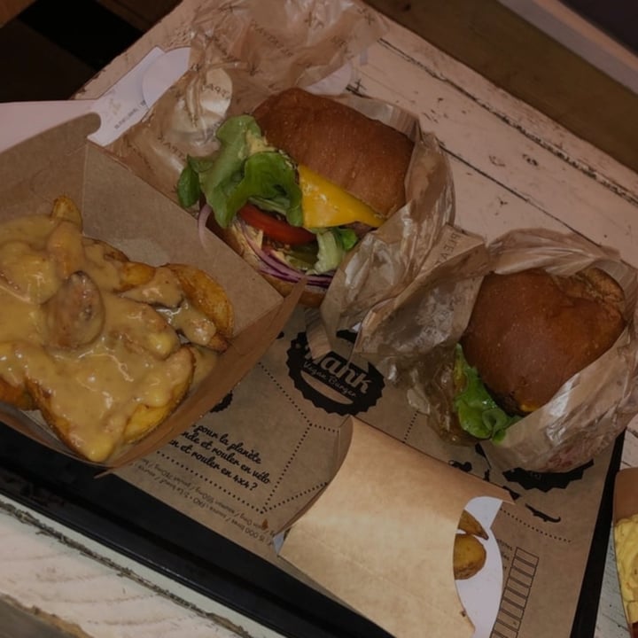 photo of Hank Burger Potatoes avec supplément fromage végétal shared by @jhonesneider on  28 Jan 2024 - review