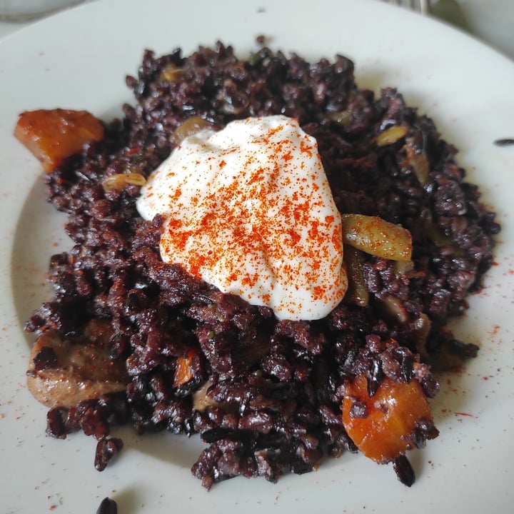 photo of Arc Iris Arroz Negro Con Hortalizas, Setas Y Ali-oli shared by @veganeuskadi on  01 Feb 2024 - review