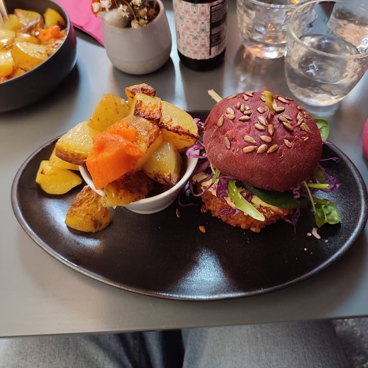 photo of Botanica Lab Cucina Botanica burger shared by @crazy-catlady on  28 Dec 2023 - review