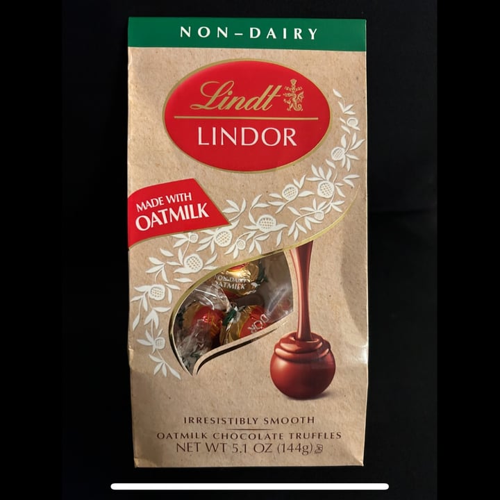 photo of Lindt Lindor Oatmilk Chocolate Truffles shared by @stephaniaa on  02 Oct 2023 - review