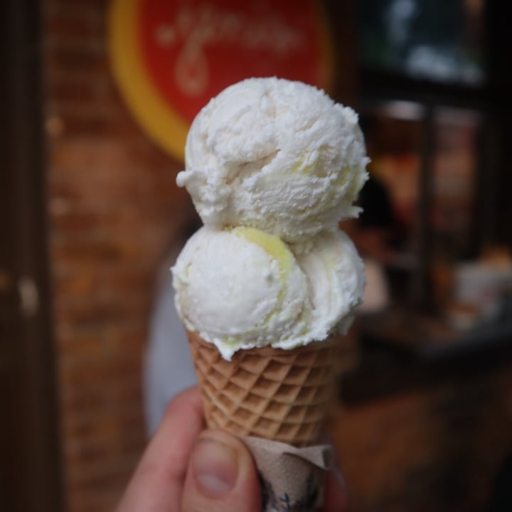 photo of Jeni's Splendid Ice Creams Lemon Bar Non-Dairy Ice Cream shared by @614brandonmoore on  19 Dec 2024 - review