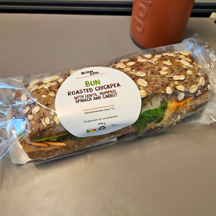 photo of BloemCool Bun roasted chickpea with lentil, hummus, spinach and carrot shared by @fabi-abi on  17 May 2024 - review