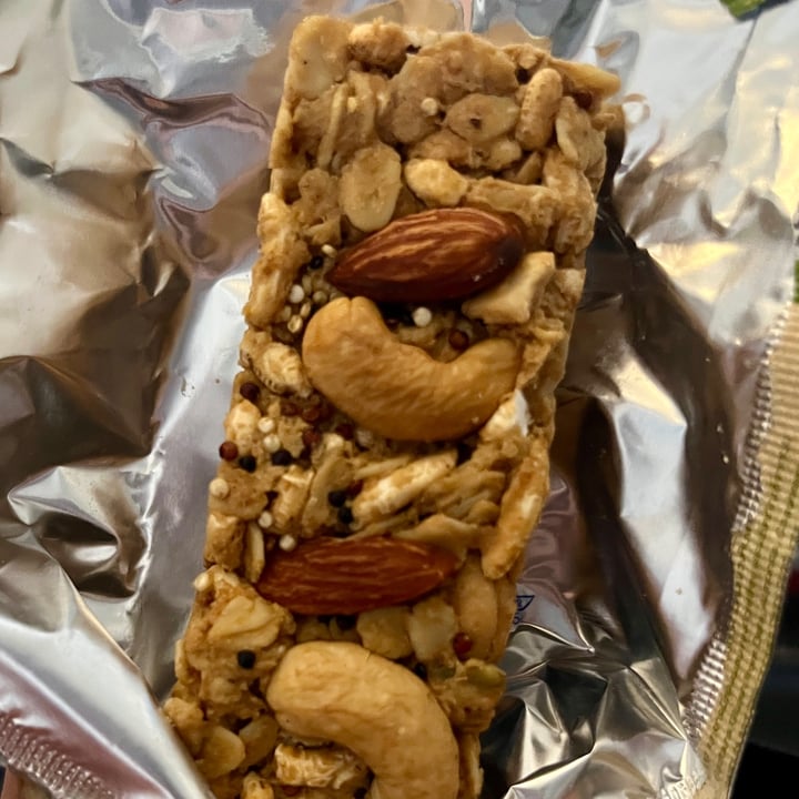 photo of Granovibes Granovibes Mixed Nuts Crunchy Oat Bar shared by @ziggyradiobear on  05 Aug 2025 - review