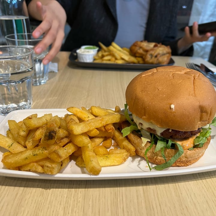 photo of Fed by plants Meat-less burger and chips shared by @gingerbreadrhea on  26 Sep 2025 - review