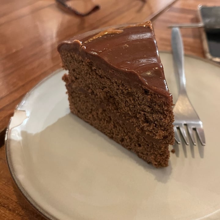photo of Café Vegetal Pastel de chocolate con crema de almendra casera shared by @jomaloto on  04 May 2025 - review