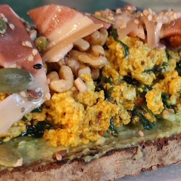 photo of La Tienda de los Unicornios tostada de revueltofu vacon aguacate shared by @alejandro-alvaro on  06 Oct 2025 - review