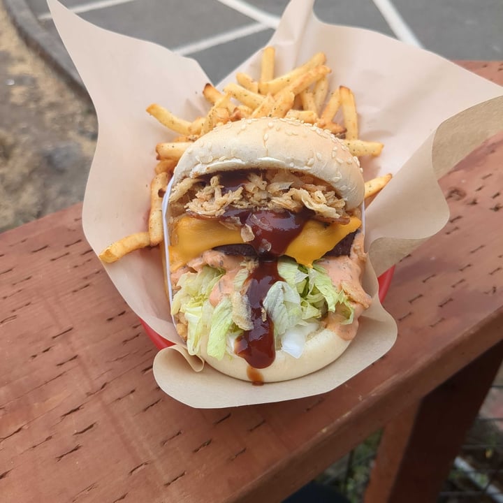 photo of Juicy J’s Smoked Burgers Western BBQ Bacon Cheeseburger “The O.G." shared by @klquam on  17 Aug 2024 - review