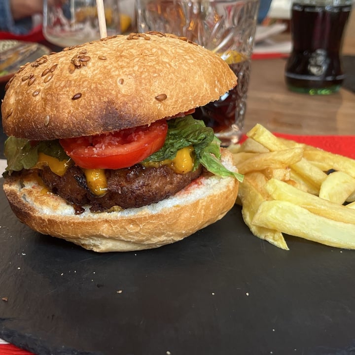 photo of La Vermuteria Hamburguesa con lechuga, tomate, queso y patatas fritas shared by @azabachepeluda on  30 Apr 2024 - review