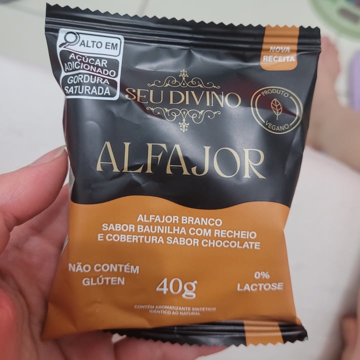 photo of Seu Divino Alfajor branco recheado com creme de chocolate e cobertura sabor chocolate shared by @jessanjos on  23 Sep 2023 - review