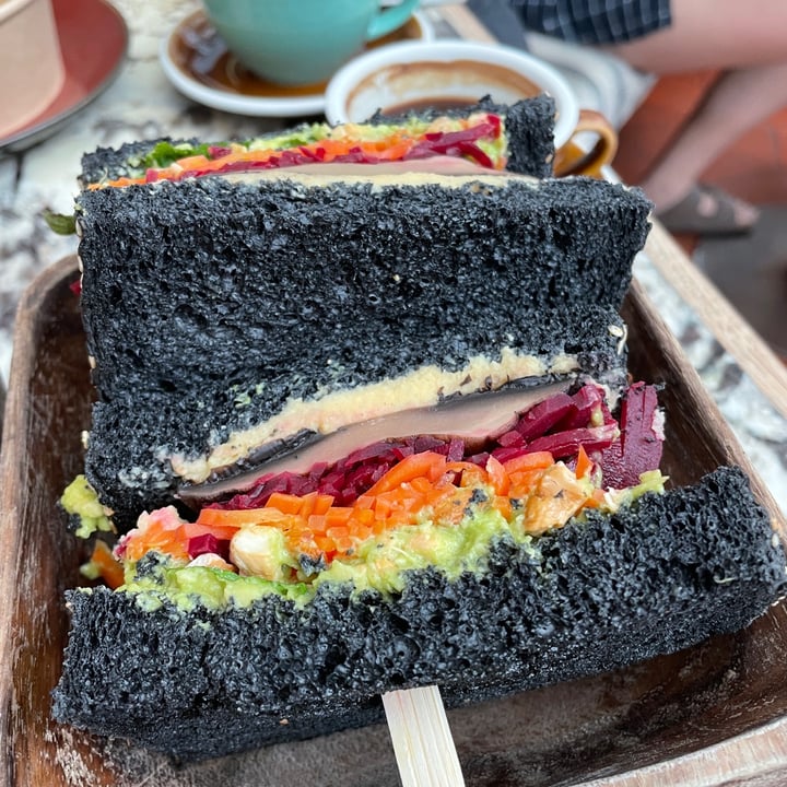photo of Tiong Bahru Bakery Portobello, Avocado & Hummus Black Sandwich shared by @keifeewowo on  09 Jan 2024 - review