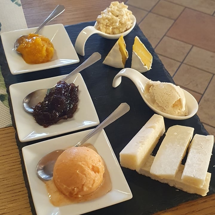 photo of EdÈNatura piatto di formaggi shared by @serenapig on  27 Sep 2023 - review