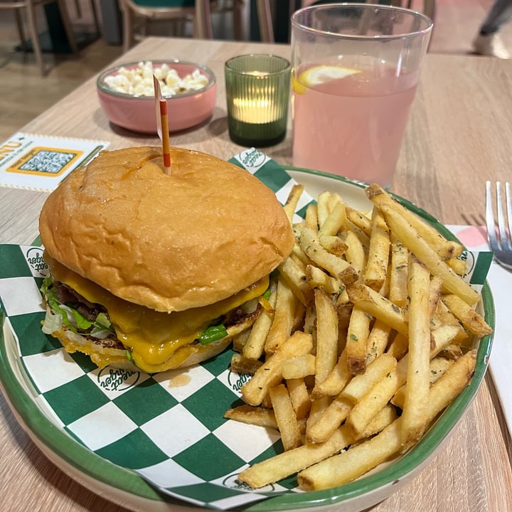 photo of Neat Burger Milano | Merlata Bloom Smash Burger shared by @laquokka on  07 Apr 2024 - review