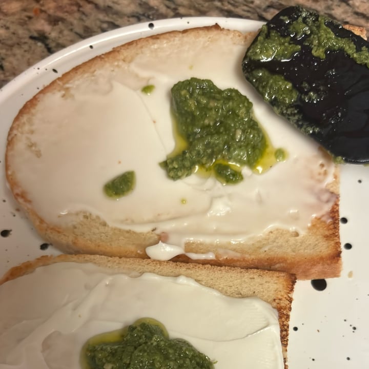 photo of H-E-B H-E-B Deli Plant Based Pesto Sauce shared by @elenaguijarro on  24 Jun 2024 - review