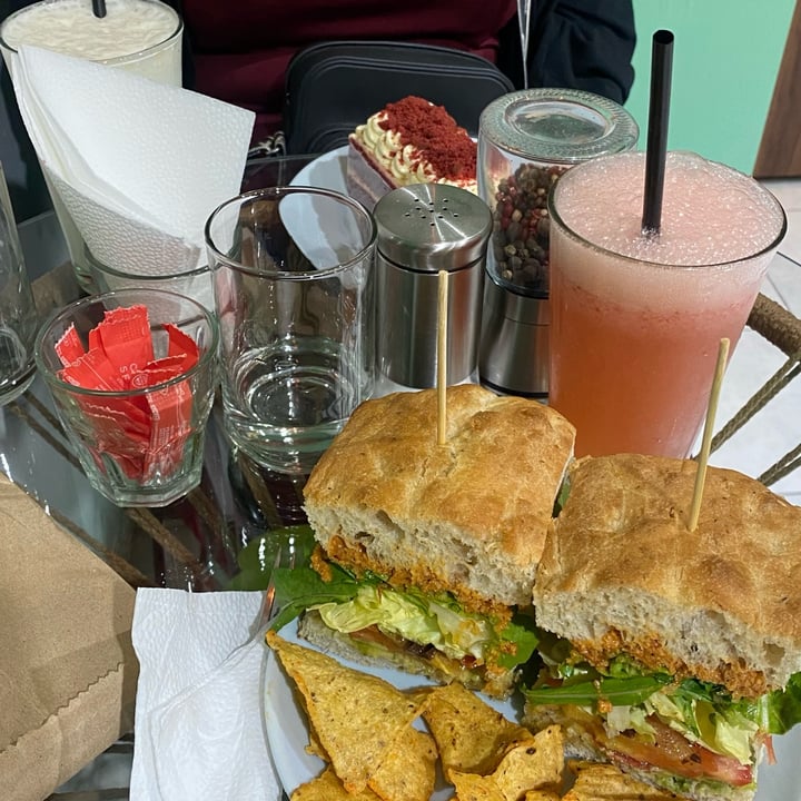 photo of Fox - Cafecito de especialidad sandwich vegano shared by @julijameson on  21 Jul 2025 - review