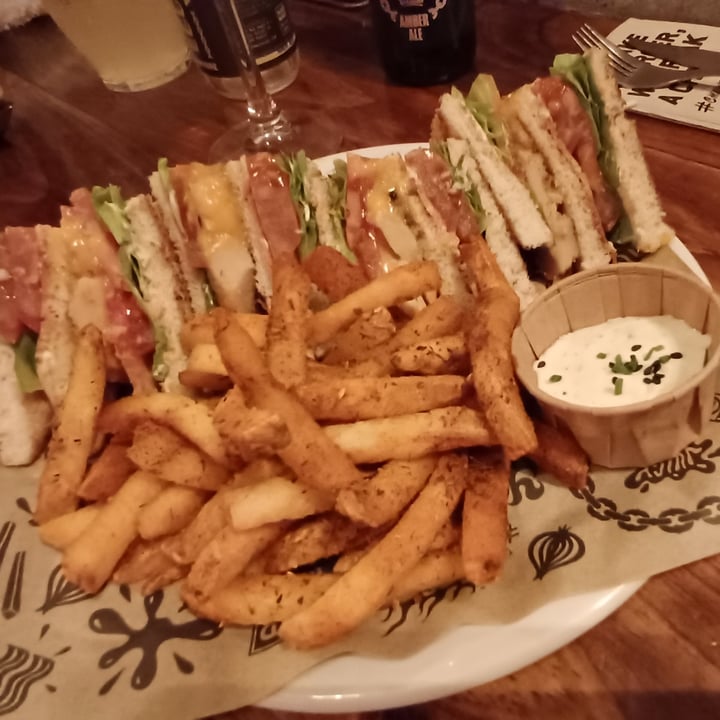 photo of Mad Mad Vegan Sándwich Club shared by @garmedan on  01 May 2024 - review